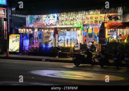 Vie quotidienne dans un restaurant de rue de Pattaya en Thaïlande Asie Banque D'Images