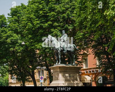 Statue de Garibaldi de Bologne est situé à mi-chemin le long de la via dell'Indipendenza, en face de l'Arena del Sole . Banque D'Images