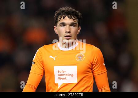 Kyle Joseph de Blackpool lors du match de Sky Bet League One à Bloomfield Road, Blackpool. Date de la photo : Samedi 18 novembre 2023. Banque D'Images