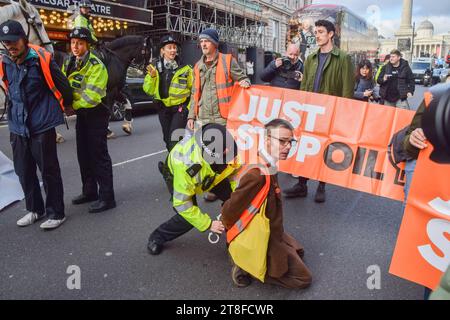 Un Policier Arrête Un Manifestant Pendant La Manifestation. Des ...