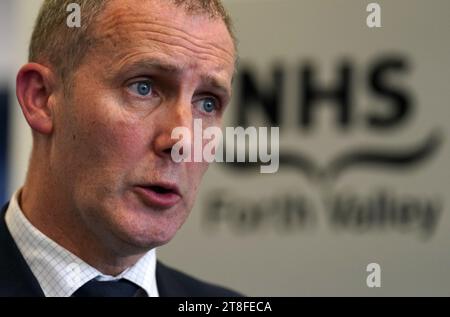 Michael Matheson, secrétaire écossais à la Santé, s'adresse aux médias après la séance publique de la Revue annuelle 2022/23 de NHS Forth Valley à Carseview House à Stirling. Date de la photo : lundi 20 novembre 2023. Banque D'Images