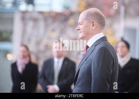 Berlin, Vorfahrt der Teilnehmer zum Compact with Africa im Bundeskanzleramt Bundeskanzler OLAF Scholz SPD begrüßt Rahmen des Compact with Africa am 20.11.2023 im Bundeskanzleramt in Berlin. Berlin Bundeskanzleramt Berlin Deutschland *** Berlin, les participants approchent du Pacte avec l'Afrique à la Chancellerie fédérale le Chancelier fédéral OLAF Scholz SPD accueille les participants au Pacte avec l'Afrique le 20 11 2023 à la Chancellerie fédérale à Berlin Berlin Chancellerie fédérale Berlin Allemagne Credit : Imago/Alamy Live News Banque D'Images