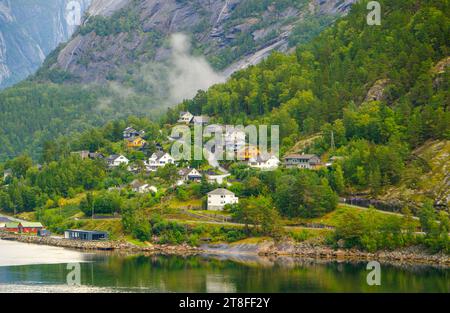 EIDFJORD, NORVÈGE - septembre 11 2023 : Eidfjord est une municipalité norvégienne située dans le district de Hardanger. Le village de Eidfjord est un grand c Banque D'Images