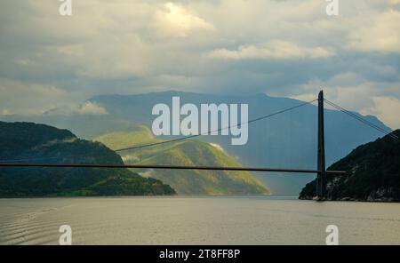 EIDFJORD, NORVÈGE - septembre 11 2023 : le pont Hardanger , près d'Eidfjord, mesure 1380 mètres de long et est l'un des plus longs ponts suspendus du monde Banque D'Images