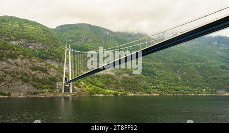 EIDFJORD, NORVÈGE - septembre 11 2023 : le pont Hardanger , près d'Eidfjord, mesure 1380 mètres de long et est l'un des plus longs ponts suspendus du monde Banque D'Images