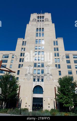 La tour du Landmark Centre de Boston, de 200 mètres de haut, est un centre commercial situé dans un bâtiment art déco en pierre calcaire et brique construit en 1929 Banque D'Images