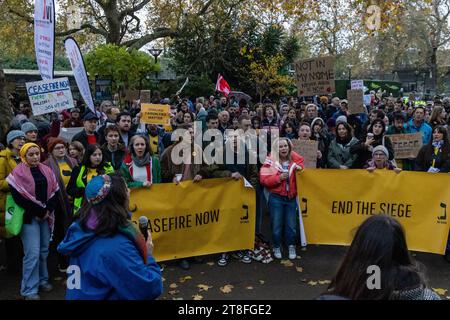 Londres, Royaume-Uni. 19 novembre 2023. Des membres de la communauté juive assistent à un rassemblement organisé par Na'amod UK à Victoria Embankment Gardens pour appeler à un cessez-le-feu à Gaza, à l'échange d'otages israéliens et palestiniens et à la fin du siège de Gaza. L'événement est considéré comme le plus grand rassemblement mené par des Juifs jamais organisé au Royaume-Uni en solidarité avec les Palestiniens. Crédit : Mark Kerrison/Alamy Live News Banque D'Images