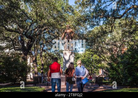 Touristes regardant le monument James Oglethorpe à Chippewa Square à Savannah, Géorgie, États-Unis. Banque D'Images