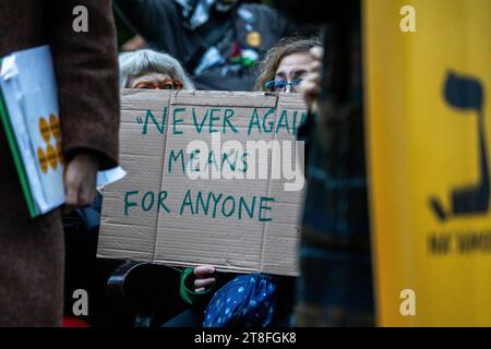 Londres, Royaume-Uni. 19 novembre 2023. Des membres de la communauté juive assistent à un rassemblement organisé par Na'amod UK à Victoria Embankment Gardens pour appeler à un cessez-le-feu à Gaza, à l'échange d'otages israéliens et palestiniens et à la fin du siège de Gaza. L'événement est considéré comme le plus grand rassemblement mené par des Juifs jamais organisé au Royaume-Uni en solidarité avec les Palestiniens. Crédit : Mark Kerrison/Alamy Live News Banque D'Images