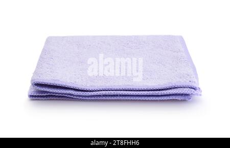 Petite serviette de bain violette isolée sur blanc. Banque D'Images