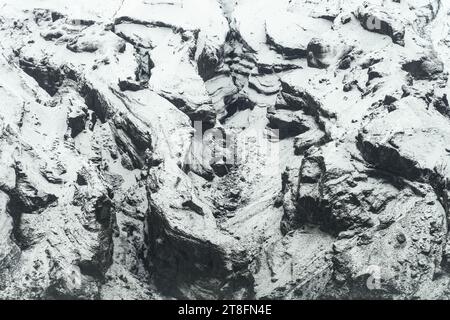 Vue aérienne du paysage accidenté noir et blanc avec des rochers Banque D'Images