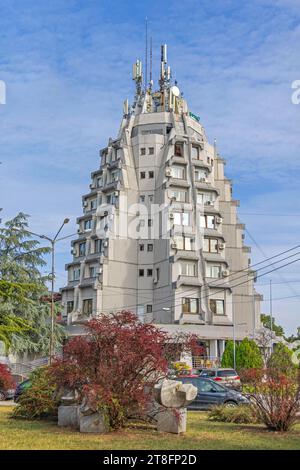 Paracin, Serbie - 06 octobre 2023 : Hôtel Petrus Concrete Building à Nikole Pasica Street. Banque D'Images