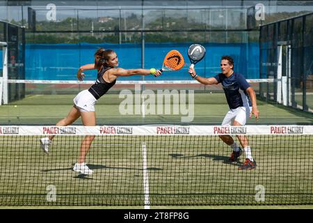 Jeune couple jouant au padel. Banque D'Images