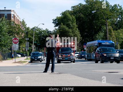 Boston Patrolman en service à la jonction de Park Drive et Boylston Street, tandis que certains ouvriers ouvrent une vanne au milieu de la rue Banque D'Images