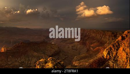 Grand Canyon avec des tempêtes de dégagement de Navajo point au coucher du soleil. Banque D'Images