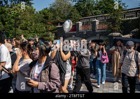 Hong Kong, Hong Kong. 20 novembre 2023. Visiteurs entrant dans le monde de la congélation à Hong Kong Disneyland le 20 novembre 2023 à Hong Kong, Chine. Aujourd'hui, Hong Kong Disneyland ouvre officiellement son World of Frozen attraction, c'est le premier pays à thème ''Frozen'' au monde. (Photo de Vernon Yuen/NurPhoto) crédit : NurPhoto SRL/Alamy Live News Banque D'Images