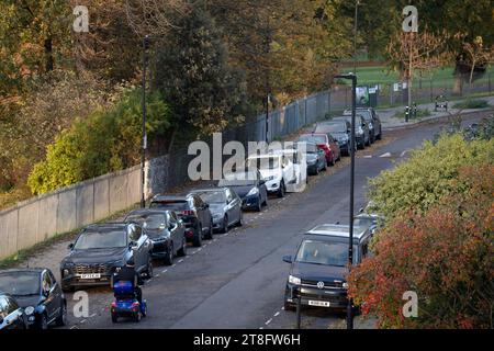 Vue aérienne de voitures garées dans une rue résidentielle de Lambeth, au sud de Londres, le 15 novembre 2023, à Londres, Angleterre. Banque D'Images