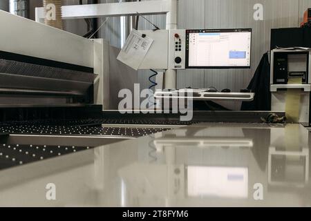 Une machine moderne pour couper des dalles de ferrures de meubles. Fabrication de meubles. Banque D'Images