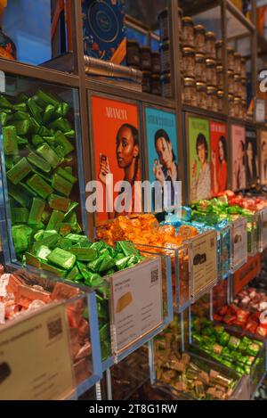 Assortiment coloré et vibrant de chocolats, bonbons et sucettes dans un magasin de bonbons amusant Banque D'Images