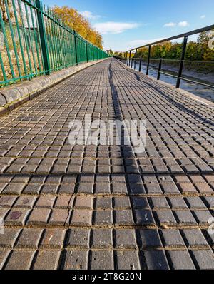 Le chemin du chocolat près de la rivière Avon New Cut Bristol UK - nommé d'après le pavage victorien de briques d'ingénierie ressemblant à des barres de chocolat Banque D'Images