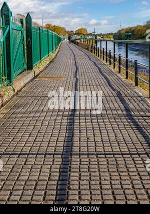 Le chemin du chocolat près de la rivière Avon New Cut Bristol UK - nommé d'après le pavage victorien de briques d'ingénierie ressemblant à des barres de chocolat Banque D'Images