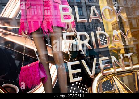 A quatre semaines de Noël, les annonces de réduction Black Friday sont dans les vitrines du magasin le long de Regent Street dans le West End, le 20 novembre 2023, à Londres, en Angleterre. Banque D'Images