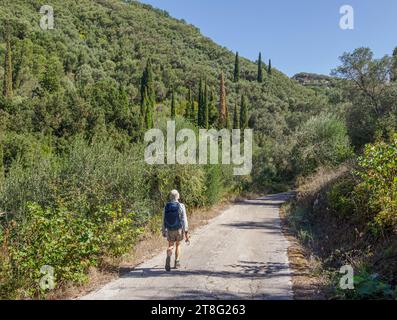 Marcher sur une route de campagne sur le mont Pantokrator Oros Pandokratoras sur l'île de Corfou Îles Ioniennes Grèce Banque D'Images