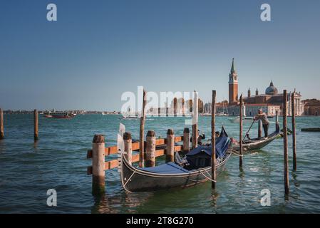 Venice Grand Canal Gondolas - Serene Waterfront scène avec bateaux italiens traditionnels Banque D'Images