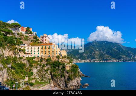 Atrani, Italie, 29 octobre 2023 - Maisons sur la côte Amafli inbetwen Atrani et Minori sur la côte amalfitaine Banque D'Images