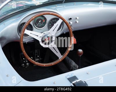 Intérieur d’une Porsche 550 Spyder – icône légère et à grande vitesse des années 1950 Une voiture dans laquelle James Dean a rencontré une fin tragique sur la route 466 en C. Banque D'Images