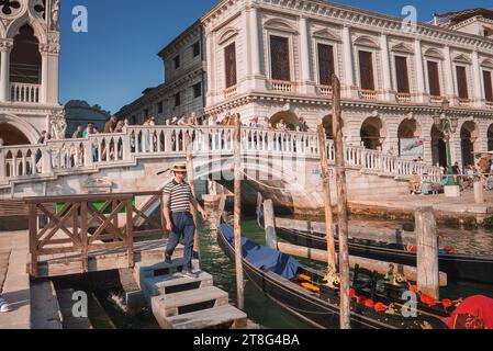 Grand Canal animé à Venise, Italie avec Gondoles flottant sur l'eau - vue de la destination touristique Banque D'Images