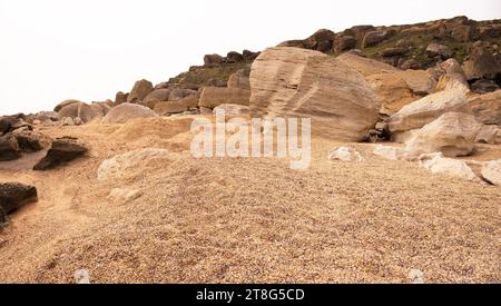 Beaux rochers rocheux sur le bord de la mer. Dubyandy. Azerbaïdjan. Banque D'Images