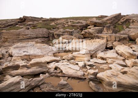 Beaux rochers rocheux sur le bord de la mer. Dubyandy. Azerbaïdjan. Banque D'Images