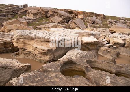 Beaux rochers rocheux sur le bord de la mer. Dubyandy. Azerbaïdjan. Banque D'Images