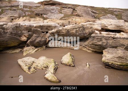 Beaux rochers rocheux sur le bord de la mer. Dubyandy. Azerbaïdjan. Banque D'Images