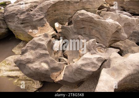 Beaux rochers rocheux sur le bord de la mer. Dubyandy. Azerbaïdjan. Banque D'Images