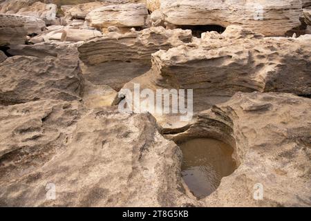 Beaux rochers rocheux sur le bord de la mer. Dubyandy. Azerbaïdjan. Banque D'Images