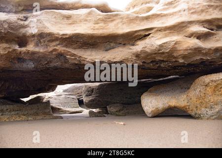 Beaux rochers rocheux sur le bord de la mer. Dubyandy. Azerbaïdjan. Banque D'Images