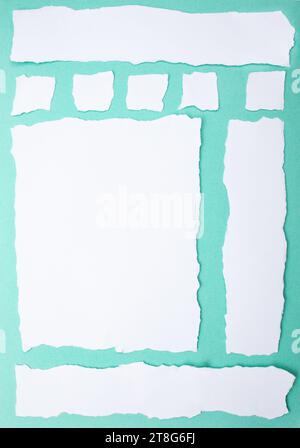 Bandes de papier blanc déchiré sur fond turquoise, arrangé comme page Web Banque D'Images