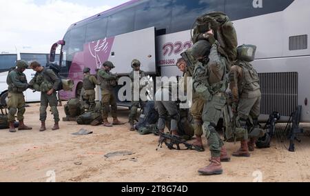 Des soldats d'infanterie israéliens de la 55e brigade de parachutistes armés d'armes légères arrivent à une base et se préparent à prendre part à un exercice de tir réel à l'extérieur de la base de Tze'elim dans le sud d'Israël, près de la frontière de la bande de Gaza, le 20 novembre 2023. Les soldats sont tous des troupes de réserve de Tsahal et ne sont pas encore allés dans la bande de Gaza. Certains des soldats sont immédiatement retournés en Israël de l’étranger après l’attaque terroriste du Hamas contre les communautés du Sud d’Israël le 7 octobre 2023. Photo de Jim Hollander/UPI crédit : UPI/Alamy Live News Banque D'Images