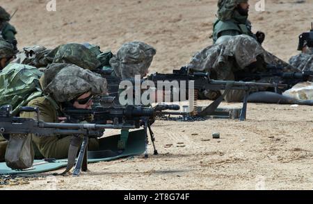 Des soldats d'infanterie israéliens de la 55e brigade de parachutistes armés d'armes légères lors de l'exercice d'entraînement au tir réel à l'extérieur de la base de Tze'elim dans le sud d'Israël près de la frontière de la bande de Gaza le 20 novembre 2023. Les soldats sont tous des troupes de réserve de Tsahal et ne sont pas encore allés dans la bande de Gaza. Certains des soldats sont immédiatement retournés en Israël de l’étranger après l’attaque terroriste du Hamas contre les communautés du Sud d’Israël le 7 octobre 2023. Photo de Jim Hollander/UPI crédit : UPI/Alamy Live News Banque D'Images