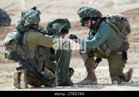 Des soldats d'infanterie israéliens de la 55e Brigade de parachutistes avec des armes légères alors qu'ils ramassent des douilles de balles usagées lors de l'exercice d'entraînement au tir réel à l'extérieur de la base de Tze'elim dans le sud d'Israël près de la frontière de la bande de Gaza le 20 novembre 2023. Les soldats sont tous des troupes de réserve de Tsahal et ne sont pas encore allés dans la bande de Gaza. Certains des soldats sont immédiatement retournés en Israël de l’étranger après l’attaque terroriste du Hamas contre les communautés du Sud d’Israël le 7 octobre 2023. Photo de Jim Hollander/UPI crédit : UPI/Alamy Live News Banque D'Images