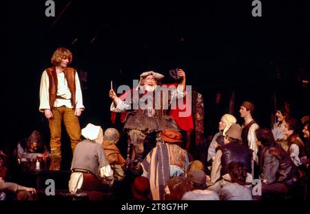 Eastcheap, The Boar's Head Tavern - Gerard Murphy (Prince Hal - debout), Joss Ackland (Sir John Falstaff) dans HENRY IV partie 1 par Shakespeare à la Royal Shakespeare Company (RSC), Barbican Theatre, Londres EC2 07/05/1982 musique : Guy Woolfenden design : John Napier éclairage : David Hersey combats : Malcolm Ranson réalisateur : Trevor Nunn Banque D'Images