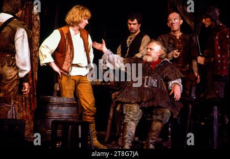 Eastcheap, The Boar's Head Tavern - Gerard Murphy (Prince Hal - debout), Joss Ackland (Sir John Falstaff), John Rogan (Bardolph) dans HENRY IV partie 1 de Shakespeare à la Royal Shakespeare Company (RSC), Barbican Theatre, Londres EC2 07/05/1982 musique : Guy Woolfenden design : John Napier éclairage : David Hersey Fights: Malcolm Ranson réalisateur : Trevor Nunn Banque D'Images