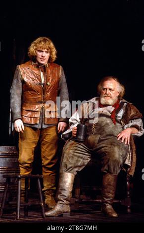 Eastcheap, The Boar's Head Tavern - de gauche à droite : Gerard Murphy (Prince Hal), Joss Ackland (Sir John Falstaff) in HENRY IV part 1 par Shakespeare à la Royal Shakespeare Company (RSC), Barbican Theatre, Londres EC2 07/05/1982 musique : Guy Woolfenden design : John Napier éclairage : David Hersey combats : Malcolm Ranson réalisateur : Trevor Nunn Banque D'Images