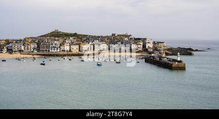 La lumière du matin brille sur le port de St Ives et l'île sur la côte atlantique de Cornwall. Banque D'Images