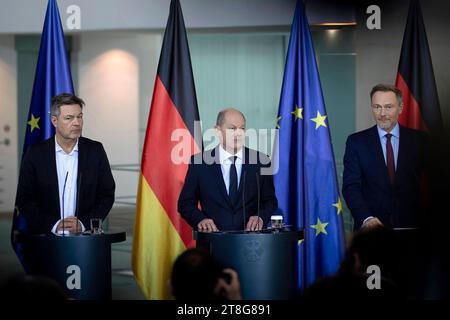 Robert Habeck, OLAF Scholz, Christian Lindner DEU, Deutschland, Allemagne, Allemagne, Berlin, 15.11.2023 Robert Habeck, Bundesminister fuer Wirtschaft und Klimaschutz und Vizekanzler, Buendnis 90 Die Gruenen, OLAF Scholz, Bundeskanzler SPD, und Christian Lindner, Bundesfinanzminister FDP v.l.N.r., waehrend der Pressekonferenz im Bundeskanzleramt in Berlin Deutschland . AM Tag als das Bundesverfassungsgericht erklaert der Nachtragshaushalt 2021 ist verfassungswidrig en : Robert Habeck, ministre allemand de l'économie et de la protection du climat et vice-chancelier, Buendnis 90 Die Gruenen, OLAF Scholz Banque D'Images