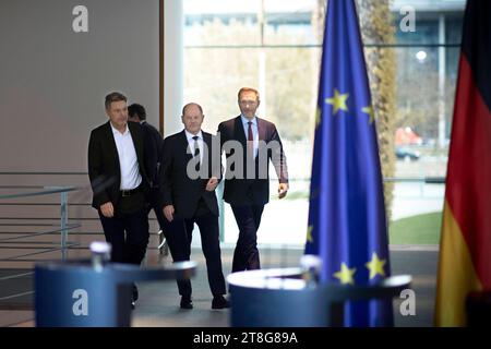 Robert Habeck, OLAF Scholz, Christian Lindner DEU, Deutschland, Allemagne, Allemagne, Berlin, 15.11.2023 Robert Habeck, Bundesminister fuer Wirtschaft und Klimaschutz und Vizekanzler, Buendnis 90 Die Gruenen, OLAF Scholz, Bundeskanzler SPD, und Christian Lindner, Bundesfinanzminister FDP v.l.N.r., waehrend der Pressekonferenz im Bundeskanzleramt in Berlin Deutschland . AM Tag als das Bundesverfassungsgericht erklaert der Nachtragshaushalt 2021 ist verfassungswidrig en : Robert Habeck, ministre allemand de l'économie et de la protection du climat et vice-chancelier, Buendnis 90 Die Gruenen, OLAF Scholz Banque D'Images