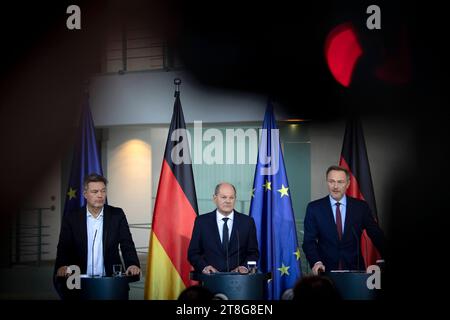 Robert Habeck, OLAF Scholz, Christian Lindner DEU, Deutschland, Allemagne, Allemagne, Berlin, 15.11.2023 Robert Habeck, Bundesminister fuer Wirtschaft und Klimaschutz und Vizekanzler, Buendnis 90 Die Gruenen, OLAF Scholz, Bundeskanzler SPD, und Christian Lindner, Bundesfinanzminister FDP v.l.N.r., waehrend der Pressekonferenz im Bundeskanzleramt in Berlin Deutschland . AM Tag als das Bundesverfassungsgericht erklaert der Nachtragshaushalt 2021 ist verfassungswidrig en : Robert Habeck, ministre allemand de l'économie et de la protection du climat et vice-chancelier, Buendnis 90 Die Gruenen, OLAF Scholz Banque D'Images