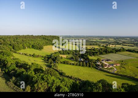 Le soleil du soir brille sur l'escarpement raide des Cotswolds Edge à North Nibley dans le Gloucestershire. Banque D'Images